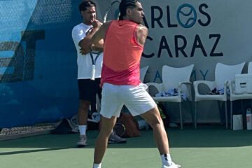 Así es la recta final de la recuperación de Carlos Alcaraz: trencitas, raquetas sin cuerdas y el pulgar hacia arriba del doctor