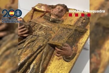 La policía recupera un relieve de madera del siglo XVI robado hace 16 años de un monasterio de Navarra