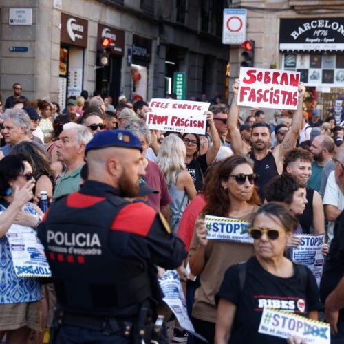 Pincha en Barcelona la manifestación xenófoba de Save Europe Act y provoca el rechazo de grupos antifascistas