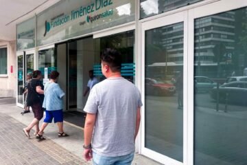 El traductor que cobra miles de euros por acompañar a pacientes chinos a consulta en la Fundación Jiménez Díaz