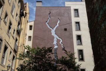 Barcelona homenajea a las víctimas de feminicidio con el mural ‘L’escletxa’ en una pared del Born