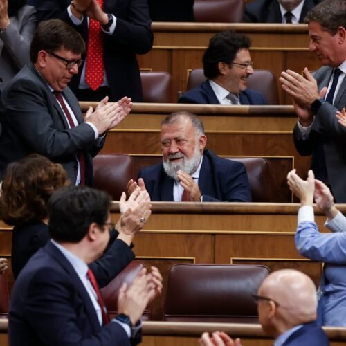 Una jueza envía a juicio a seis acusados de lanzar huevos a diputados del PSOE antes de la investidura de Sánchez en 2023
