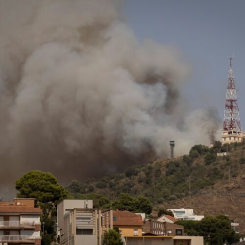 Los Bomberos trabajan en un incendio en el parque de Collserola (Barcelona)
