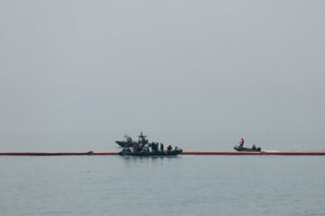 El Gobierno despliega una barrera flotante en la frontera de Ceuta para cumplir la sentencia del Supremo