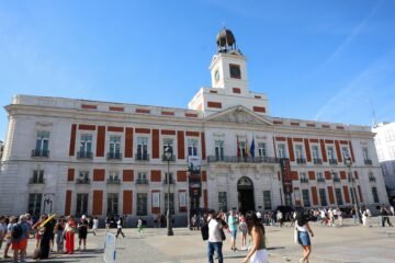 El Gobierno de Ayuso adjudica la reforma de la sede con la que justificó la compra del ático