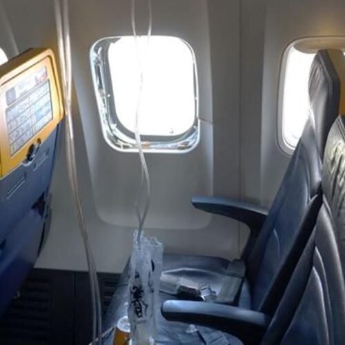Plumas en el motor y agujeros en el fuselaje: claves del informe del viajero succionado por una ventanilla de avión