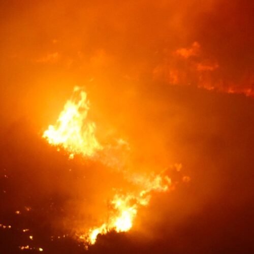 Los vecinos de Gátova, en Valencia, son evacuados por el incendio forestal de Segorbe