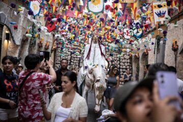 Las calles de Gràcia se preparan para la fiesta mayor con espacios para familias y medidas contra el calor