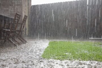 Las lluvias torrenciales provocan inundaciones en bajos y calles en Torredembarra y El Vendrell