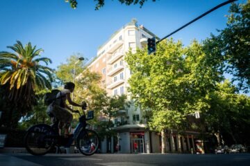 Bienvenidos a la ruta turística del ático de lujo de Chamberí del Gobierno de Ayuso: ostras y misterio en 485 metros cuadrados