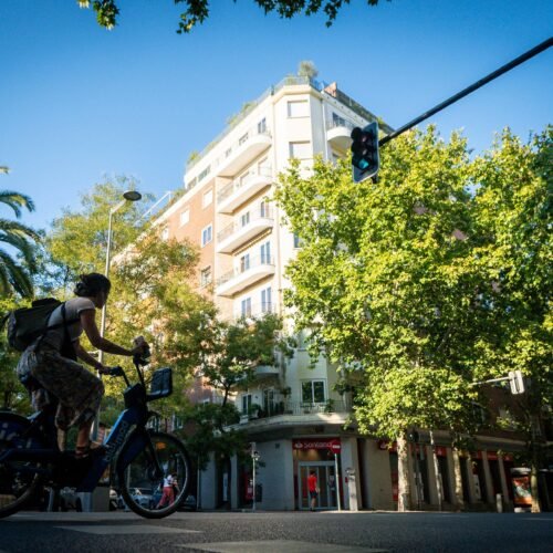 Bienvenidos a la ruta turística del ático de lujo de Chamberí del Gobierno de Ayuso: ostras y misterio en 485 metros cuadrados