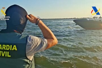 Detenidas diez personas tras disparar a la Guardia Civil durante la persecución de una narcolancha en la costa de Huelva