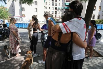 Granada pasa la noche en la calle por el miedo a nuevas réplicas: “Esto acojona mucho, no he dormido nada”