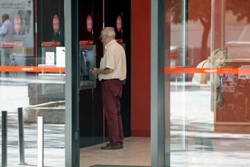 Cuándo se cobran las pensiones en agosto: fecha en Caixabank, Santander, ING, BBVA y resto de bancos