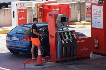 La gasolina sube seis céntimos por litro y el diésel baja 10 con los cambios en los impuestos desde hoy