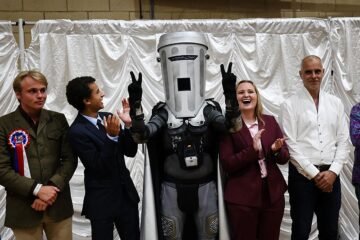 Farage vuelve como diputado a Westminster entre las burlas de sus rivales