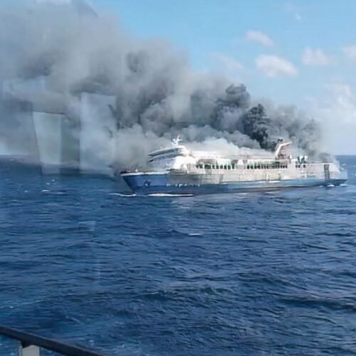 Al menos cinco muertos y 28 desaparecidos tras el incendio de un ferry en Indonesia