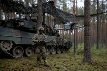 Cámaras térmicas, drones y radiofrecuencias: así blinda la OTAN el este de Europa contra los asaltos de inmigrantes