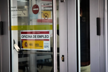 Cuándo se cobra el paro en España este mes de agosto: fecha en Santander, BBVA, Caixabank, ING y resto de bancos