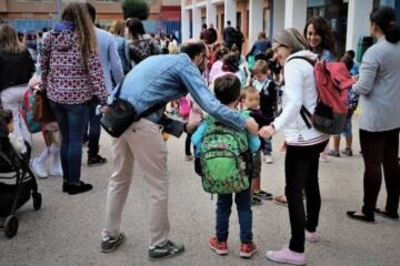 La vuelta al cole tensa el presupuesto familiar: más de 400 euros de media, financiación y el uniforme, lo más caro