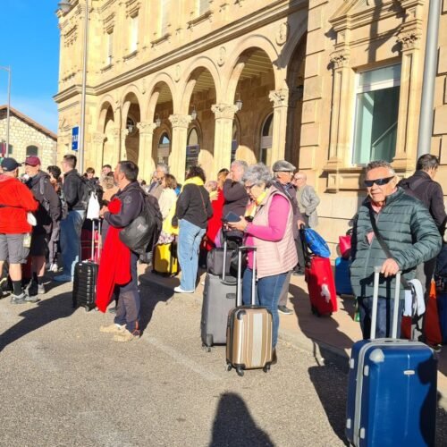 Usuarios de AVE de Zamora llegan tarde al trabajo en Madrid tras ver pasar un tren al que no les dejan subir