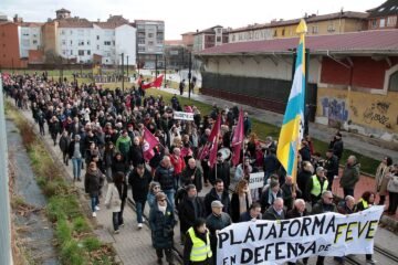 La plataforma en defensa de FEVE en León inicia una triple batalla judicial contra el Ministerio y el Ayuntamiento