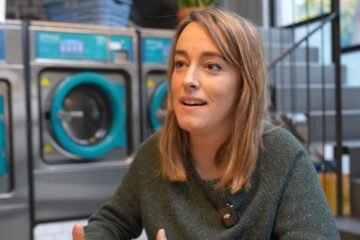 Marta Pérez, dueña de un bar lavandería: “Hay amigos que uno viene a lavar y otro a por un cubata”