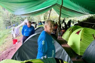 Dentro de las primeras 48 horas del Desafío Santalucía Séniors en la selva de Vietnam: «No te regala un metro; es agotadora»