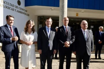 Mañueco celebra el estreno del grado de Medicina en la ULE tras 40 años de «anhelo»: «Esto va a trascender la ciudad de León»