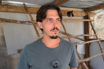 Iker, 23 años, vive solo en un bosque: «No tengo que pagar facturas ni de luz ni de agua y hago poca compra»