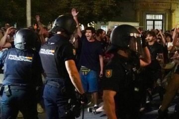 Tensión en la concentración de Valladolid ante la sede de la empresa vinculada al piso de Maricarmen