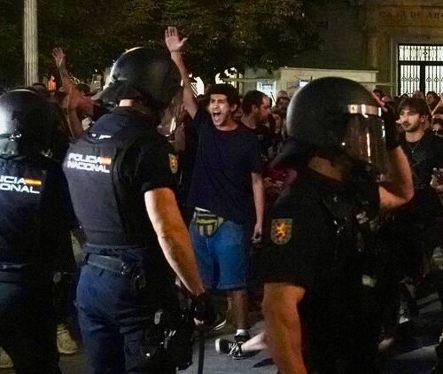 Tensión en la concentración de Valladolid ante la sede de la empresa vinculada al piso de Maricarmen