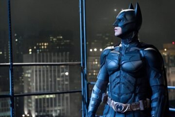 Un hombre disfrazado de Batman persigue a un ladrón y recupera un bolso robado