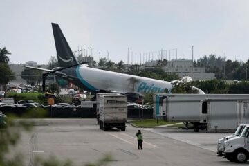 Al menos cinco muertos tras salirse de pista un avión de carga en el aeropuerto de Miami