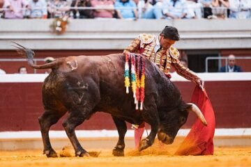 Diego Urdiales impone su proverbial magisterio en el horno crematorio de La Ribera