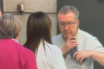 El momento en el que Ana Vázquez le da el bote de gas pimienta a un trabajador del PP