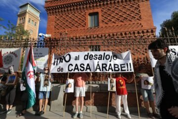 Los alumnos de Casa Árabe se rebelan ante el Ayuntamiento: “Nos quedamos”