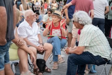 La revolución contra la “privatización” de Sevilla: cientos de vecinos toman la plaza de la Giralda