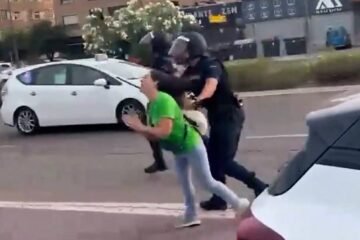 El policía que agredió a la profesora en una protesta de la educación pública dice que no tenía intención de causarle daño, solo apartarla