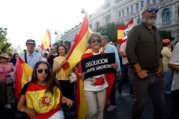 La manifestación contra Pedro Sánchez en Madrid, en imágenes