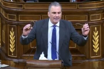 Ana Pastor amonestó a Ortega Smith por mostrar unos garfios en un debate sobre un asalto a Melilla