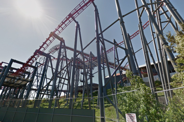 Más de 100 personas dicen haber sufrido daños cerebrales después de subirse a una montaña rusa en el Six Flags en California
