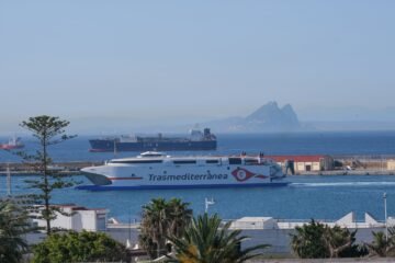 El Gobierno toma el control del puerto de Ceuta para ubicar a más de 1.000 inmigrantes ante una nueva resistencia de Vivas