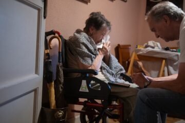 Maricarmen, de 87 años, pasa su primera noche sin casa en el hospital acompañada de su primo Vicente y con un cuadro de agotamiento severo