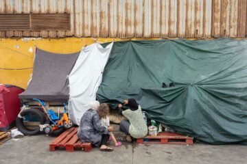Nervios y miedo entre familias migrantes acampadas en las calles de Ceuta: “Damos vueltas para encontrar dónde dormir”