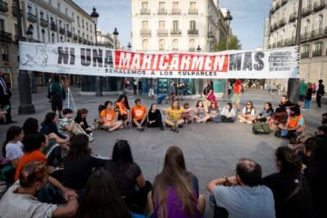 Acampada en Sol contra los desahucios, en directo | Los acampados discuten los modos de resistencia pacífica: “Resulta legítimo desobedecer las leyes”