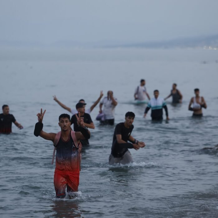 Última hora de la entrada de inmigrantes a Ceuta, en directo | Trump ve “triste” lo que pasa en Ceuta y dice que España no controla su frontera
