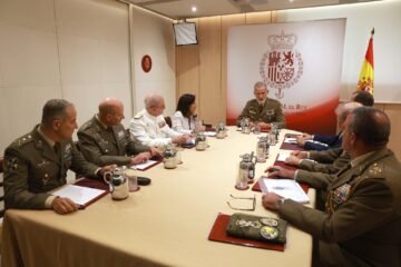El Rey reúne a Robles y la cúpula del Ejército para analizar la situación en Ceuta “desde el punto de vista de la defensa”
