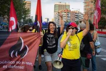 Los profesores en huelga cortan la circulación del AVE en LLeida y carreteras principales de Cataluña