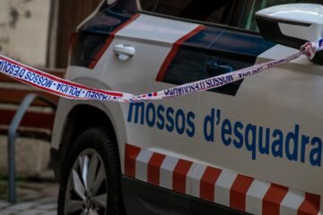 Herido crítico tras saltar desde un cuarto piso después de apuñalar a tres personas
